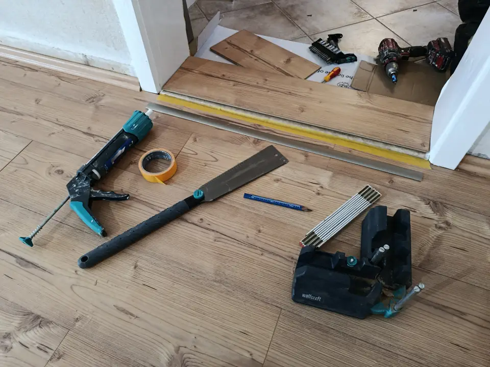 Werkzeug für die Bodenverlegung — Arbeit von DeinHandwerker24, Schmalkalden