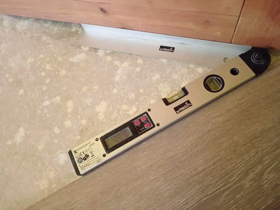 Winkel messen an der Holzverkleidung — Arbeit von DeinHandwerker24, Schmalkalden
