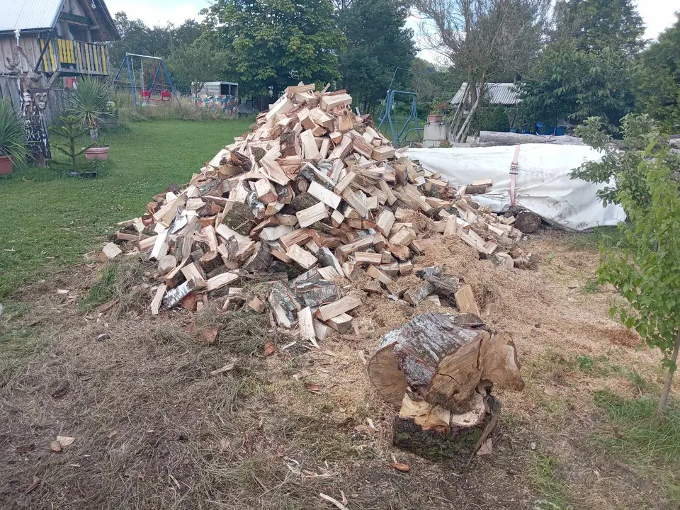 Frisch gespaltenes Holz — Arbeit von DeinHandwerker24, Schmalkalden