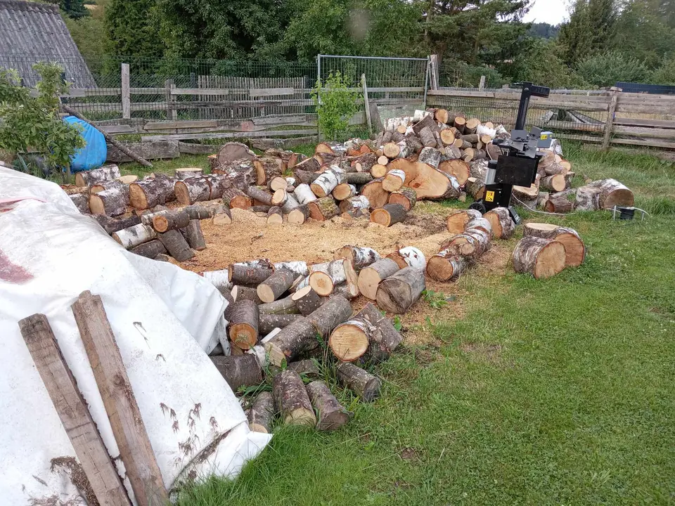 Holz zum Spalten bereit — Arbeit von DeinHandwerker24, Schmalkalden