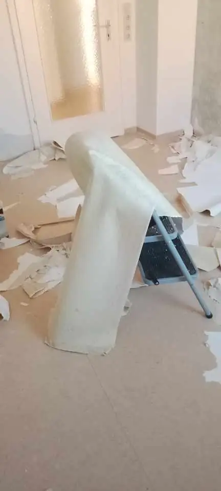 Tapetenreste am Boden — Arbeit von DeinHandwerker24, Schmalkalden