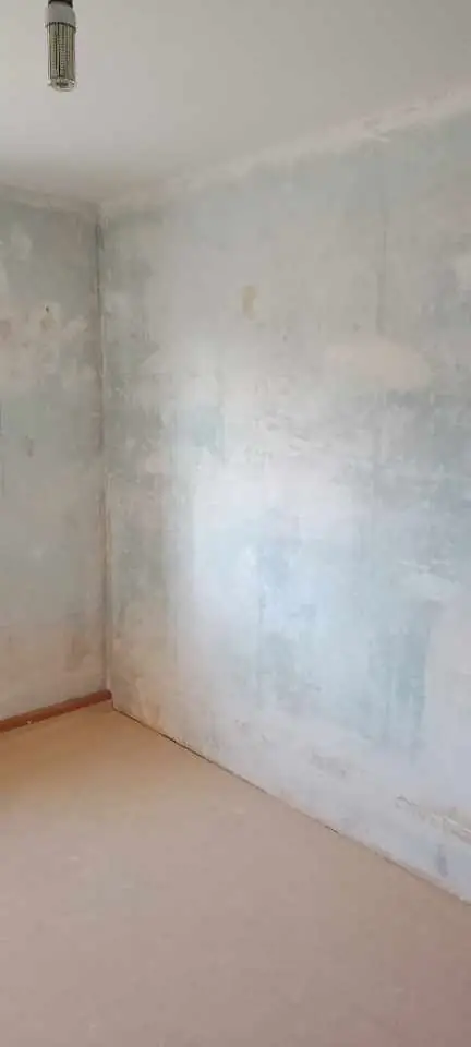 Wand mit alter Tapete — Arbeit von DeinHandwerker24, Schmalkalden