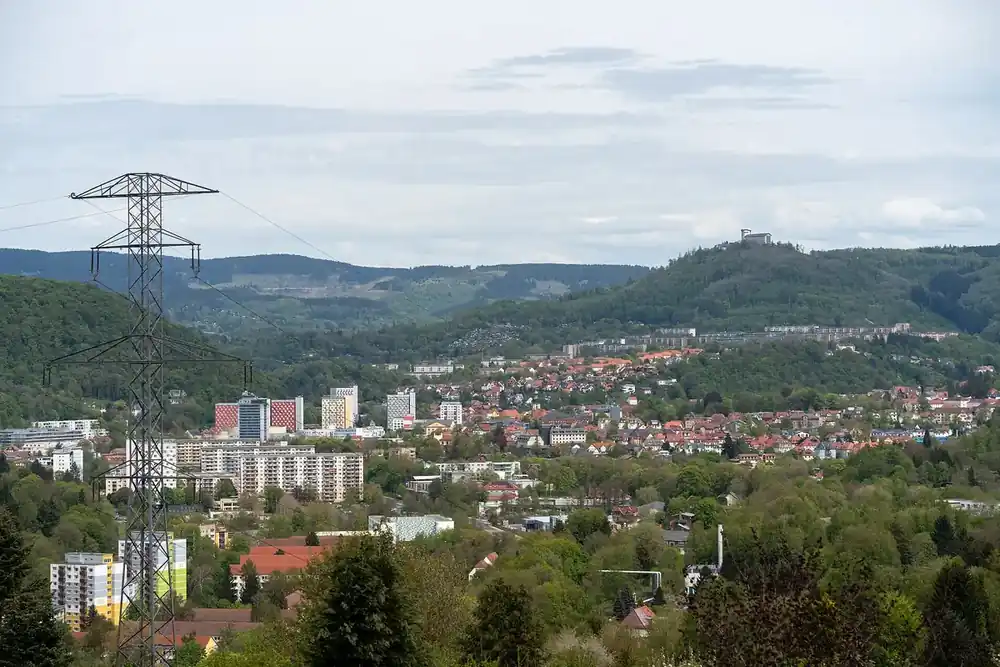 Suhl im Tal, umgeben vom Thüringer Wald